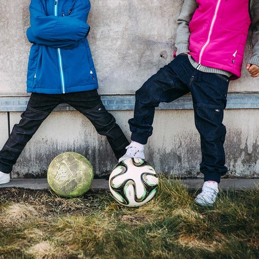 Barn spelar fotboll i slitstarka byxor från Ossoami